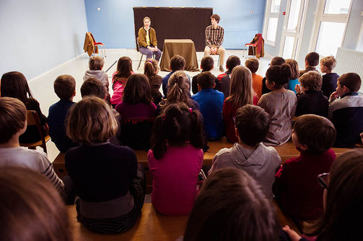 Bord plateau avec les comédiens de Gretel & Hansel devant un public de collégiens.