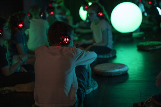 Photo d'enfants dans l'installation Charlie au coeur des Zégos