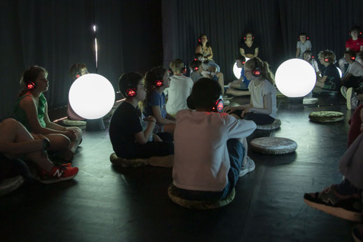 Photo d'enfants dans l'installation Charlie au coeur des Zégos