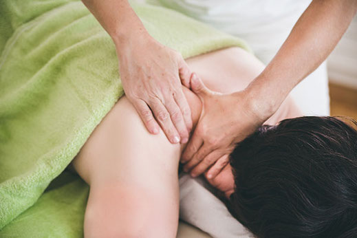 Hilft bei Rückenschmerzen - klassische Massage im Zentrum von Lenzburg - damanuka, Zita Sutter