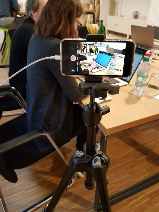 Mona bei der Vorbereitung für ein Usability-Testing