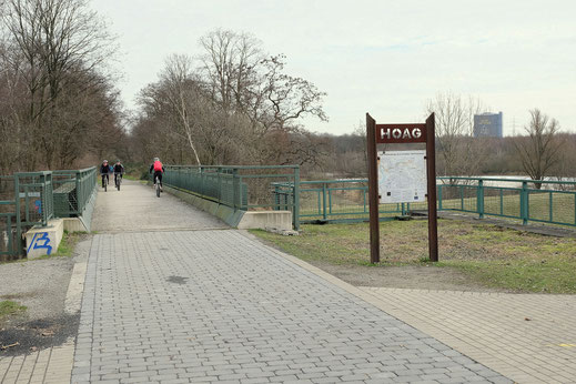 Beginn der HOAG-Trasse im Winter, im Hintergrund der Gasometer in Oberhausen