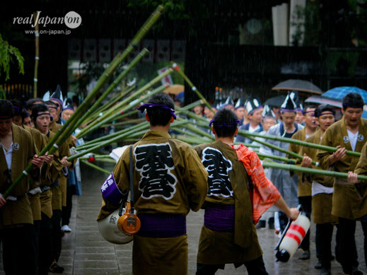 神輿が渡御される道を払い清める道清めの儀, 大國魂神社例大祭, くらやみ祭