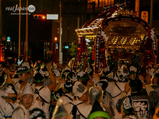 8基の神輿のうち異なったオーラを放つ切妻唐破風型の御霊宮神輿　ⓒreal Japan'on