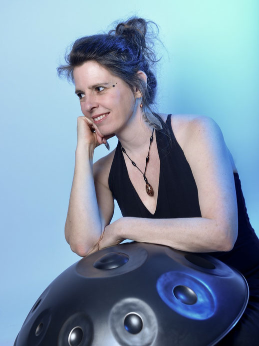 Petra Kleinecke mit Handpan blau
