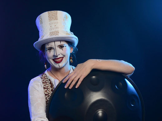 Porträt Figur Pantúpe, Petra Kleinecke mit Handpan