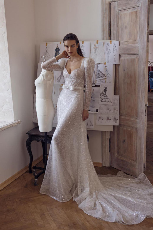Designer Couture Brautkleid fliessende A-linie mit Herzausschnitt und Puff Ärmeln aus Glitzer Stoff von Ricca Sposa bei Anactacia Berlin,
