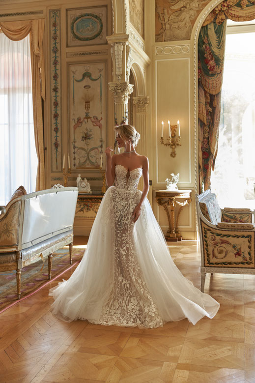 Brautkleider Berlin, Fit & Flare Brautkleid mit Überrock oder Schleppe