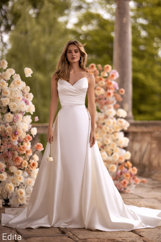 Elegantes Fit & Flare Brautkleid Edita mit Überrock aus Satin bei Anactacia Berlin Brautmoden,