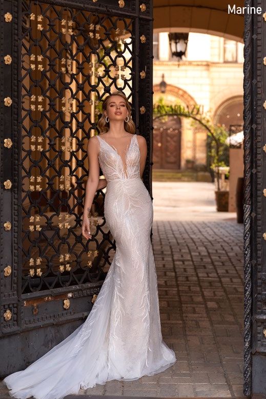 Spitzen Fit & Flare Brautkleid mit V-Ausschnitt bei Anactacia Berlin Brautmode