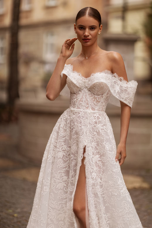 Spitzen Brautkleid Sedi mit Carmen Ärmeln und Beinschlitz aus der Feminity Essence Collection bei Anactacia Berlin,