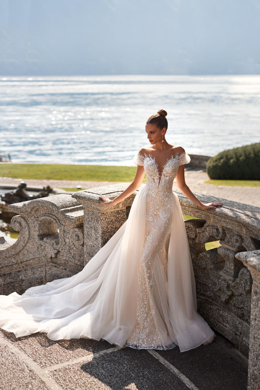 Verspieltes Fit & Flare Brautkleid aus Spitze und Tüll mit Überrock bei Anactacia Berlin Brautmoden von Luce Sposa,