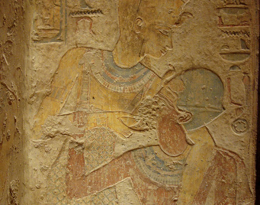 La diosa Anukis amamanta a Ramsés II. Templo de Kalabsa, Asuán. Dinastía XIX. 