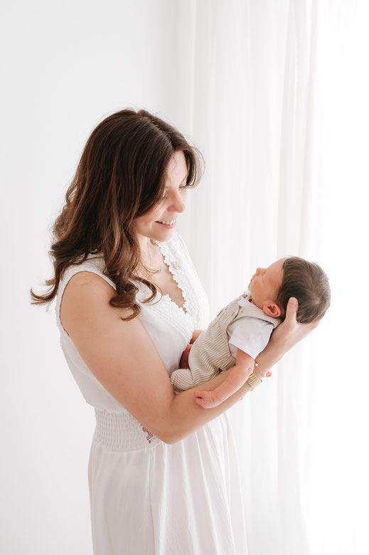 seance naissance au studio - seance photo naturelle du bébé - muriel mees photographe brignoles