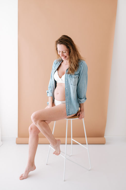 photographe brignoles seance photo grossesse studio photo naturelle shooting grossesse naturel couple femme enceinte future maman