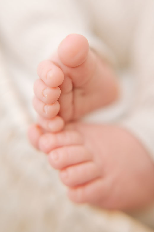 Nouveau-né endormi photographié en studio lors d’une séance naissance à Brignoles