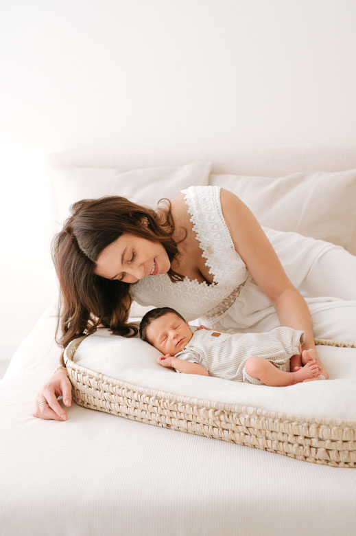 seance naissance au studio - seance photo naturelle du bébé - muriel mees photographe brignoles