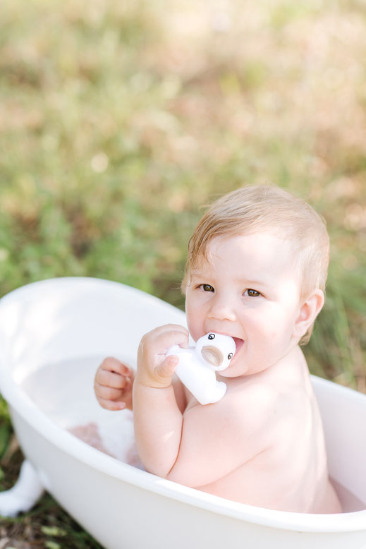 Séance bain de mousse en extérieur - bébé 6/12 mois - séance photo bébé en extérieur naturelle - seance photo enfant