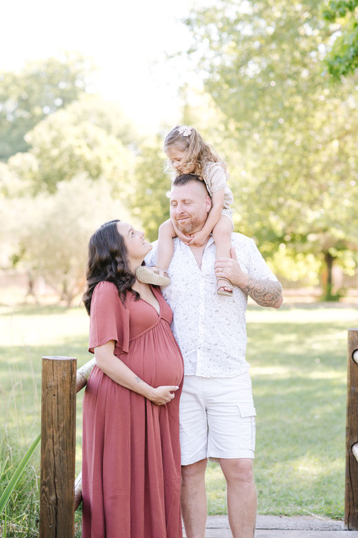 seance photo maternité en extérieur - couple en attendant bébé deux - Future maman -Le Val 