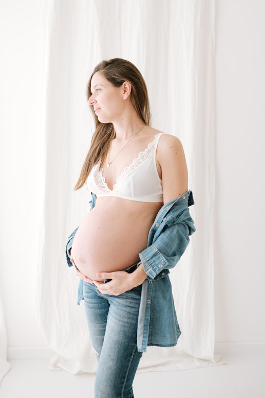photographe brignoles seance photo grossesse studio photo naturelle shooting grossesse naturel couple femme enceinte future maman