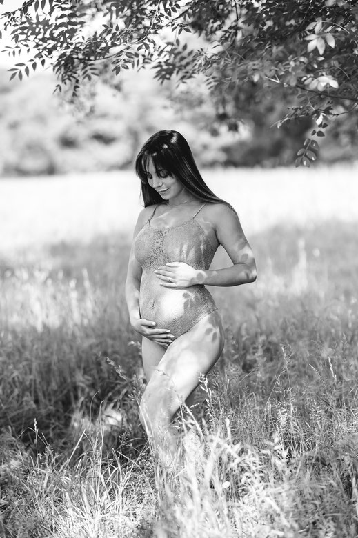 Future maman en séance photo grossesse en extérieur à Brignoles, avec un décor naturel baigné de lumière douce, près de Saint-Maximin-la-Sainte-Baume et Cuers, illustrant la beauté et la tendresse de la maternité en Provence-Alpes-Côte d’Azur Var
