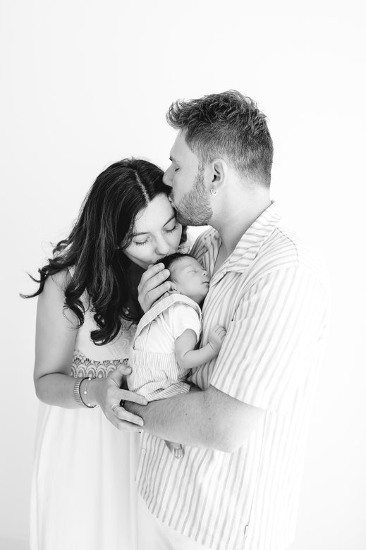 seance naissance au studio - seance photo naturelle du bébé - muriel mees photographe brignoles