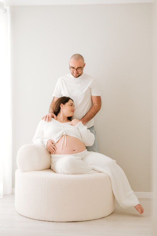 Séance photo grossesse en couple à Brignoles, en home-studio lumineux