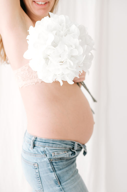 photographe brignoles seance photo grossesse studio photo naturelle shooting grossesse naturel couple femme enceinte future maman