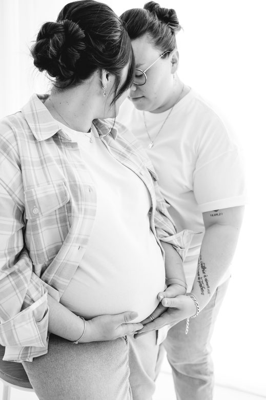 Muriel Mees Photographie — séance maternité en studio à Brignoles, futures mamans en noir et blanc - seance photo naturelle 