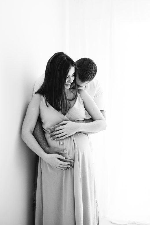photographe brignoles seance photo grossesse studio photo naturelle shooting grossesse naturel couple femme enceinte future maman