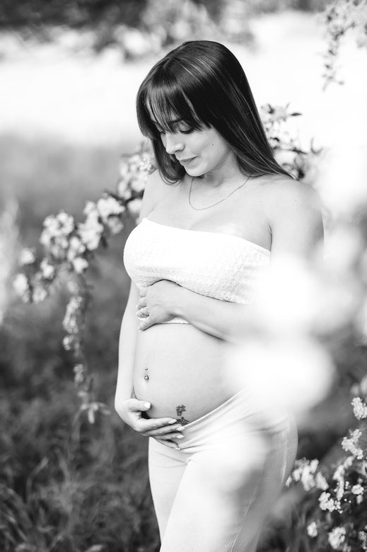 Future maman en séance photo grossesse en extérieur à Brignoles, avec un décor naturel baigné de lumière douce, près de Saint-Maximin-la-Sainte-Baume et Cuers, illustrant la beauté et la tendresse de la maternité en Provence-Alpes-Côte d’Azur Var