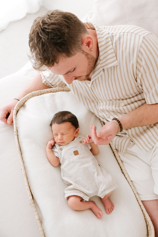 seance naissance au studio - seance photo naturelle du bébé - muriel mees photographe brignoles