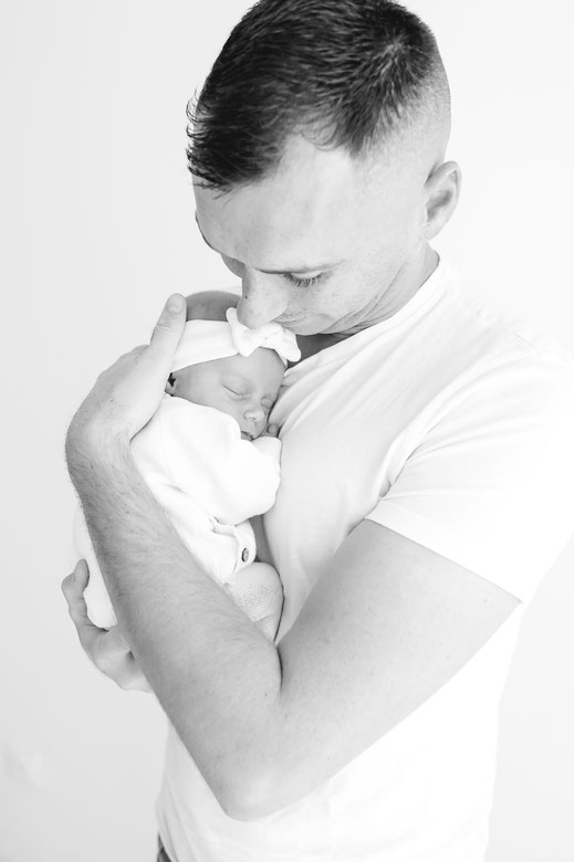 Séance photo naissance de Lou réalisée en studio par Muriel Mees, photographe à Brignoles, bébé endormi dans une ambiance douce et naturelle