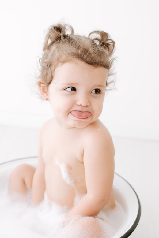 séance photo studio bébé enfant bain de mousse photo simple et naturelle bébé famille brignoles