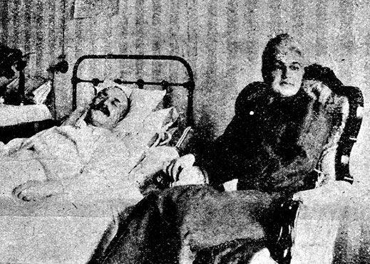 Раненный Алексей Максимович Каледин в госпитале с женой.