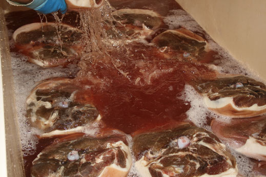 „Westfälischer Knochenschinken in Salzlake – handwerkliche Verarbeitung bei Fleischerei Laschke“