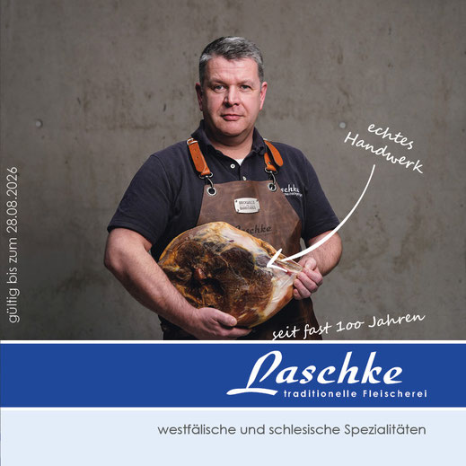 Christoph Laschke mit einem traditionell gereiften westfälischen Knochenschinken in der Fleischerei Laschke in Heek. Handwerkliche Fleisch- und Schinkenspezialitäten aus dem Münsterland.