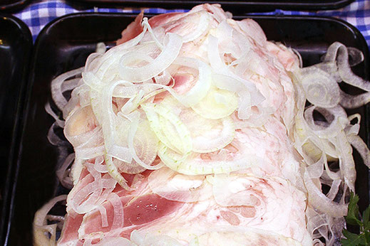 herzhafte westfälische Schweinebacke mit Zwiebeln