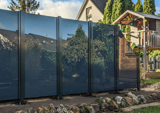 Glaszaun als Sichtschutz in Anthrazit-Grau für Garten und Terrasse