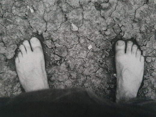 Walk the earth ist eine vierteilige Fotoserie von Oliver Braig. Die schwarzweißen Fotografien sind 1997 entstanden und wurden erstmals 2018 in der Galerie SUNNY SIDE UP in Rot an der Rot gezeigt. Braig hat darauf seine nackten Füße abgebildet.
