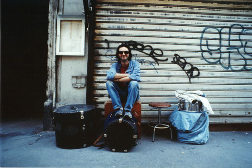 David-Daniel GUIL, batteur, dans les rues de Paris, avant le concert