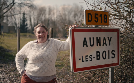 Camille se situe au pied du panneau communal de l'entrée du village d'Aunay-les-Bois