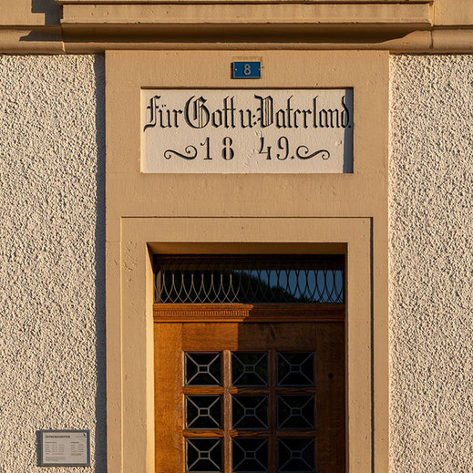 1849 wurde das Alte Schulhaus erbaut (heute Gemeindehaus). Es ersetzte das erste Schulhaus, welches am Kirchbach stand und in späteren Jahren als Armenhaus diente. © picswiss.ch; Roland Zumbühl, Arlesheim