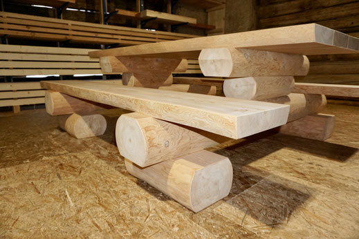 Massive Tischgarnitur aus Lärchenholz mit Rundholz-Konstruktion und sichtbarer Holzstruktur.
