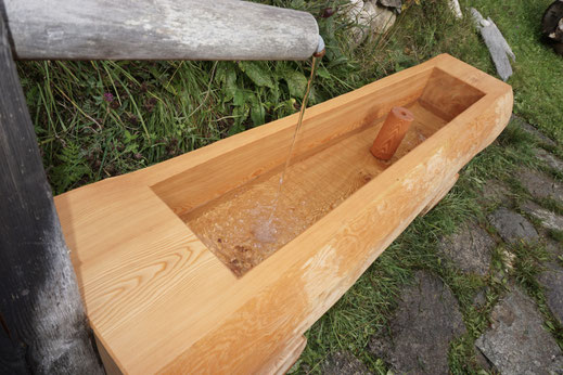 Brunnentrog aus Lärche innen ausgehöhlt mit Wasserablauf handgefertigt Schweiz