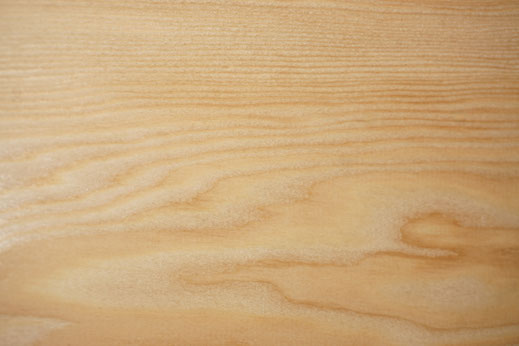 Detailaufnahme einer natürlichen Massivholz-Maserung als Ausdruck von Holzqualität und Handwerk.