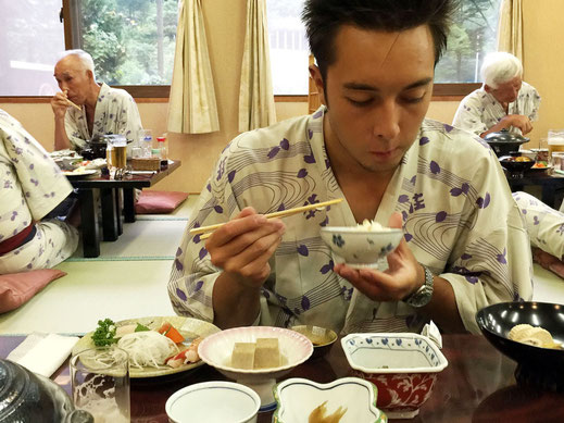 Abendessen in einer Bergherberge mit dem hauseigenen Yukata zum Entspannen.