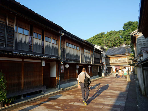 Mit der Sommerhitze unterwegs in einem historischen Stadtviertel Higashi-chaya in alten Stadt Kanazawa am japanischen Meer  – Sie gilt neben Kyoto als Hochburg von klassischer Küche und Kunsthandwerk in Japan.