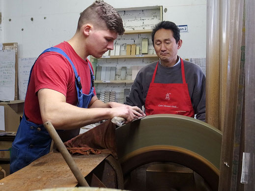 Der Messermeister Shiro Kamo aus Takefu schult einen jungen Schleifer am  japanischen Schleifstein bei der “Windmühle” このあとリンクが切れていた