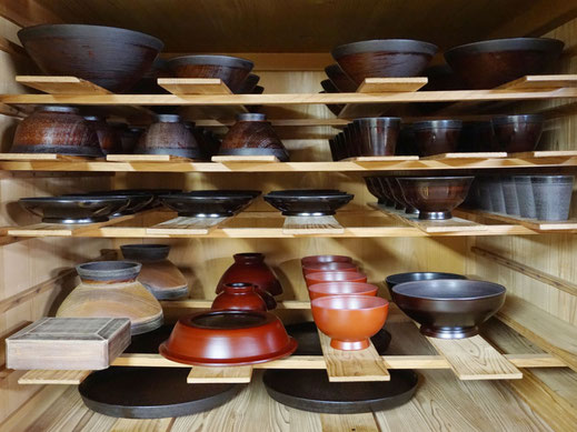 Urushi-Gegenstände in der Manufaktur von Meister Fukuda in Wajima –  Eine tausend Jahre alte Naturlackkunst.